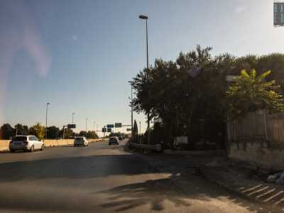 Superato di pochi metri il cavalcavia della 16, ecco apparire sulla destra l�accesso di strada Scanzano, reso praticamente invisibile agli automobilisti di passaggio a causa della sua posizione scomoda e defilata